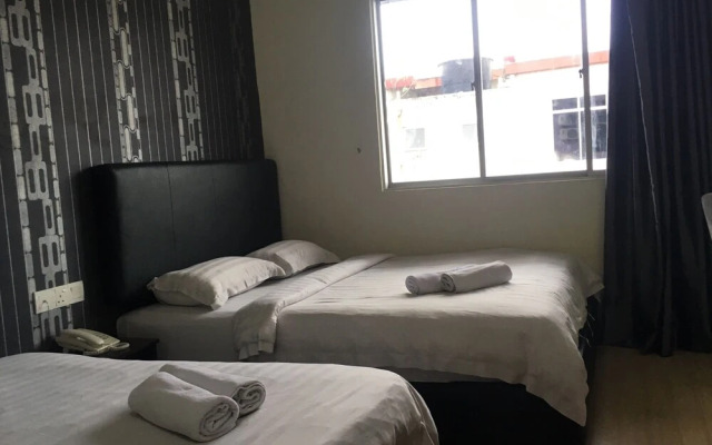 OYO 89856 MF Hotel