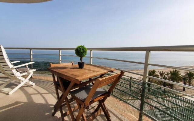 Ático en 1ª línea con impresionantes vistas al mar