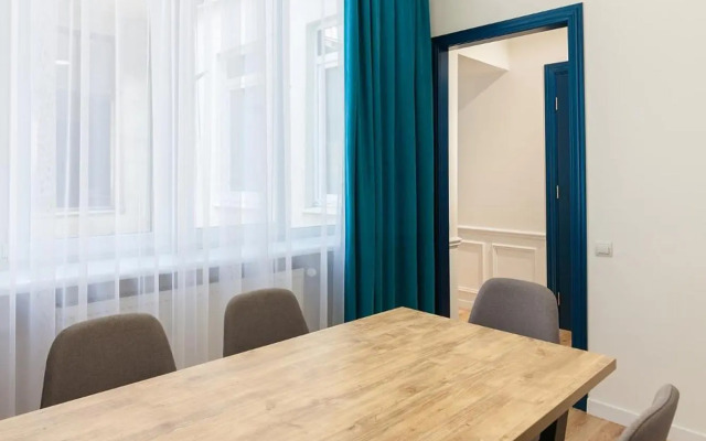 LEOGRAND Three Bedrooms VIP Apartment on Kniazia Romana 12