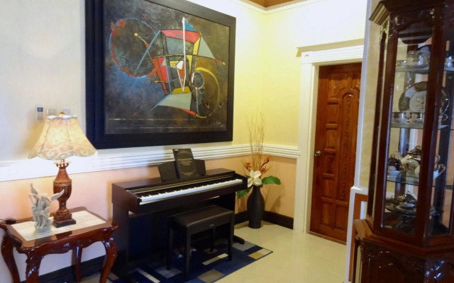 The Executive Villa Inn & Suites