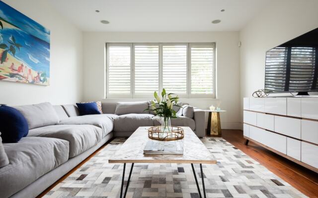 The East Finchley Retreat - 6BDR House with Swimming Pool, Garden, Parking, Pool Table Room