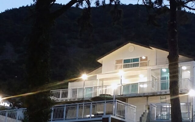 Yeosu Sea Side Pines Pension