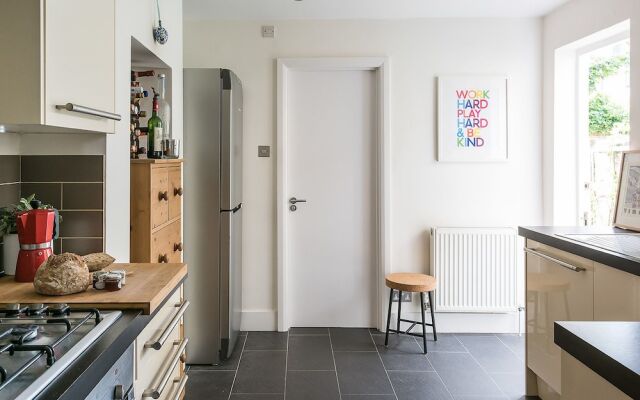 Stylish 1BR Garden Apartment in Earlsfield