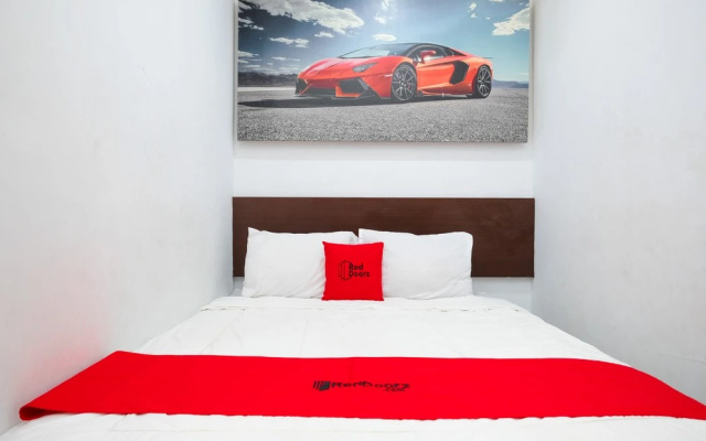 RedDoorz Padang Pasir near Petra University Surabaya – Guest Rooms – Surabaya