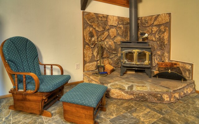 Cedarwood Grove - Two Bedroom Cabin with Hot Tub