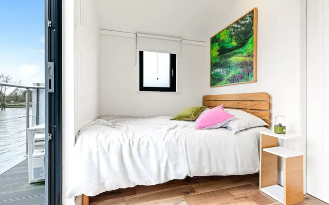 Ondine Houseboat on the Thames - From 160 Per Night