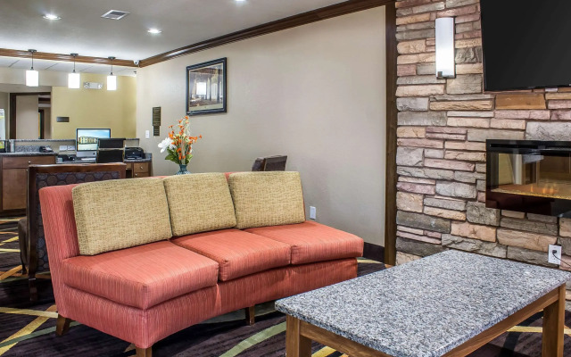 Comfort Inn & Suites Cedar Rapids North - Collins Road