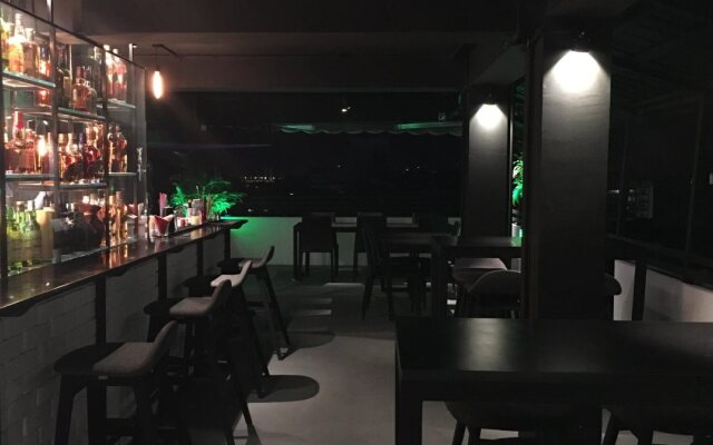 Yama Hotel & Rooftop Bar