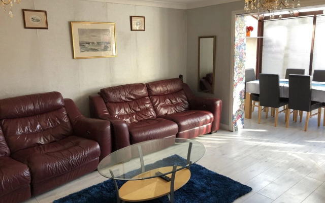 Lovely 3-bed House in Farnham Royal Slough