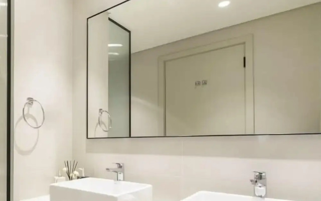 LUX The Marina Vista Beachfront Suite 3