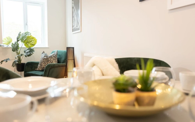 Super Luxe 2 Bed Apartment Torquay - Stunning Harbour View - Near Babbacoombe & Beach.