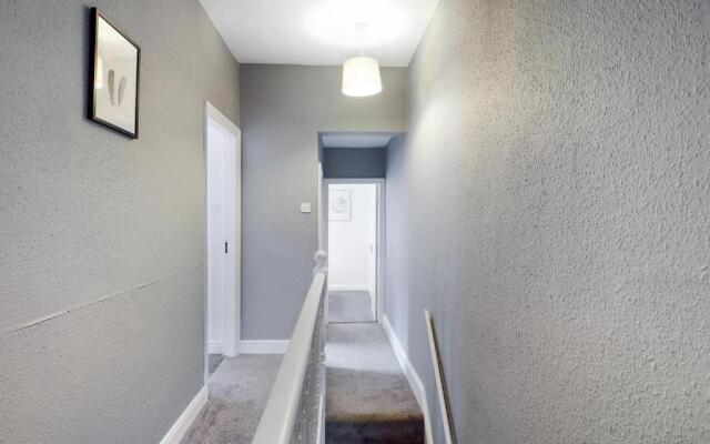 Cheerful 3 bedroom home with free parking and WIFI