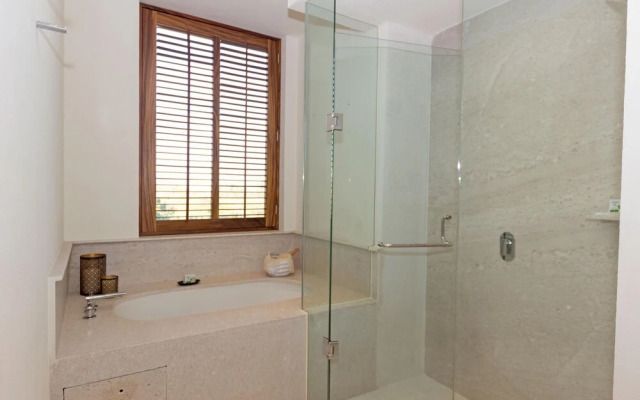 Sunny Vacation Condo 6