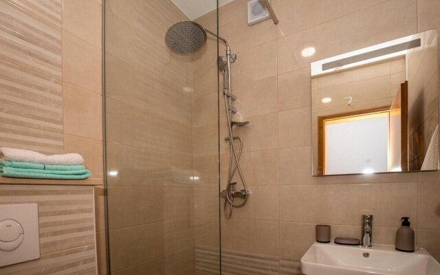 Nice Apartment in Komarna With Wifi and 3 Bedrooms