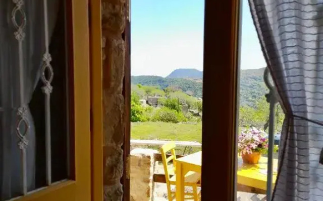 Sari Keçi̇ Taş Otel