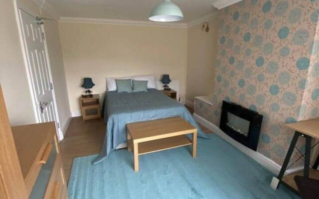 Charming 6-bed House in Reading With Parking