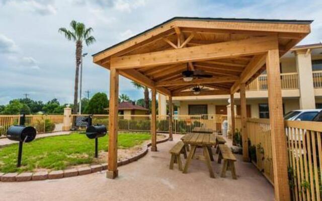 Downtowner Inn and Suites Hobby