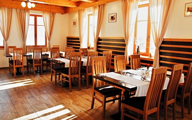 Zámecký Dvůr Černousy