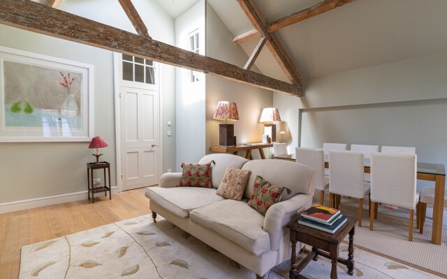 JOIVY Elegant 2-Bed Mews Flat Near Buckingham Palace