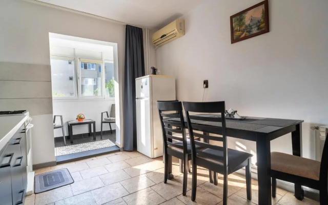 Rustic & Spacious 3br Apartment