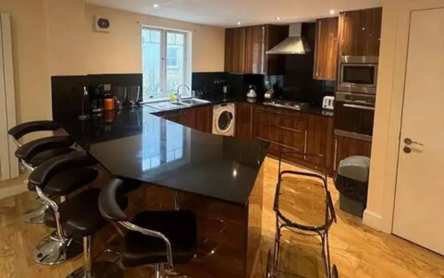 3-bed Central Apartment - Sleeps 8 & Free Parking