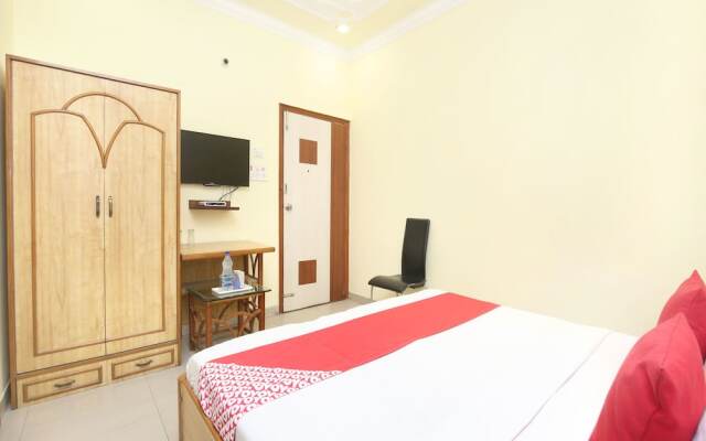 OYO 15667 Hotel Anand
