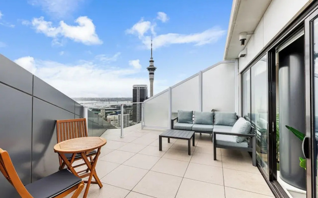 Pool, Gym & Modern 2BR Sky Tower View Zodiak Stays