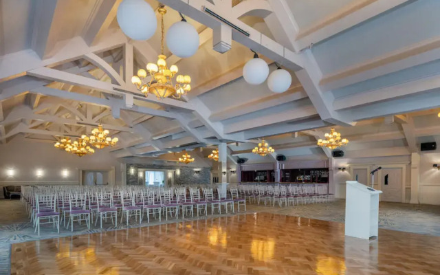 Treacys Oakwood Hotel