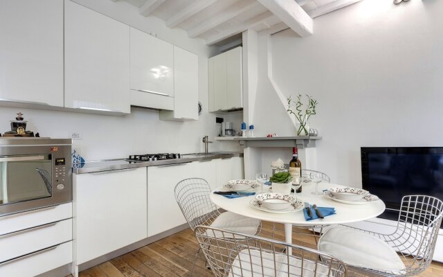 Central Duomo Apartment With Fast Wifi