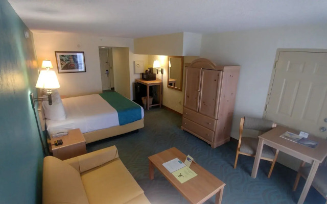 Tropical Winds Oceanfront Hotel
