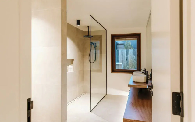 The Brick House - Lake Views - Sleeps 10