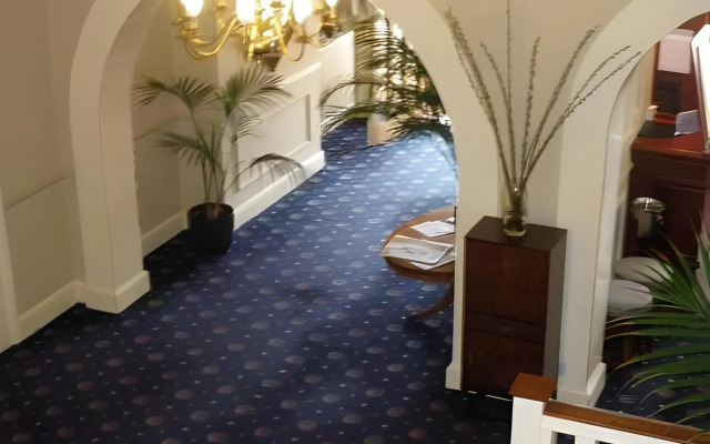Virginia Court Hotel
