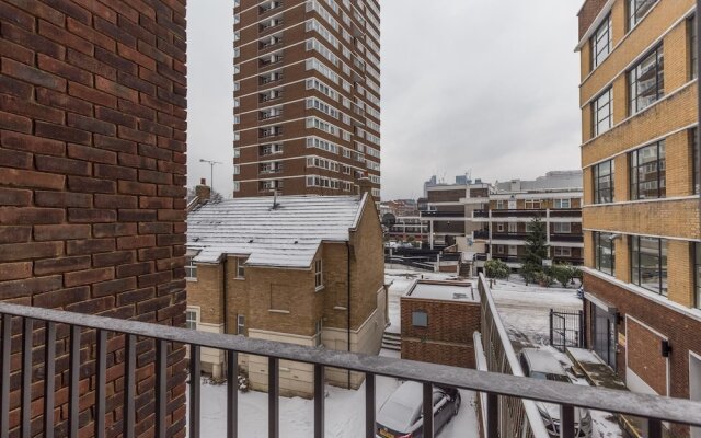Super Central 2 Bedroom Flat With Balcony Zone 1!