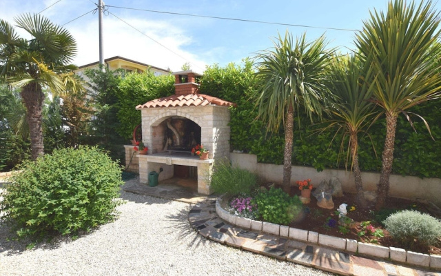 Lovely Apartment With Private Balcony, Pool With Deckchairs, Fenced Garden, bbq - Apartment in Porec - Photo 3
