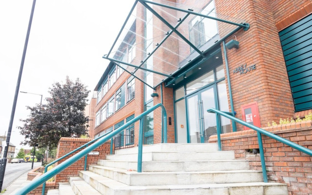 Deluxe & Chic 1 & 2 Bed Apts near Heathrow, Legoland, & Windsor Slough