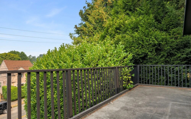 Seattle Vacation Home: The Hawks' Nest