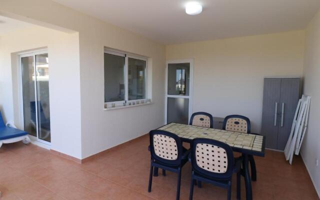 Sunset apartment with pool & 10 mins to Venus beach