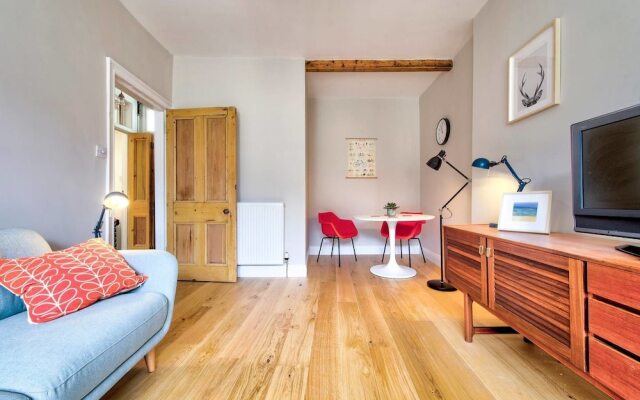 Cool St Stephen Street Apartment: Prime New Town Location