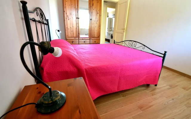 Air-conditioned Apartment Near The Beach With Spacious Balcony & Garden, Pets