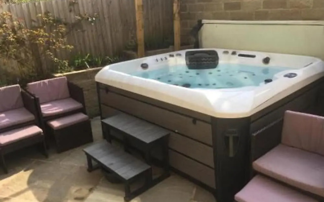 12 Guests - Hot Tub - Free Parking in Huddersfield
