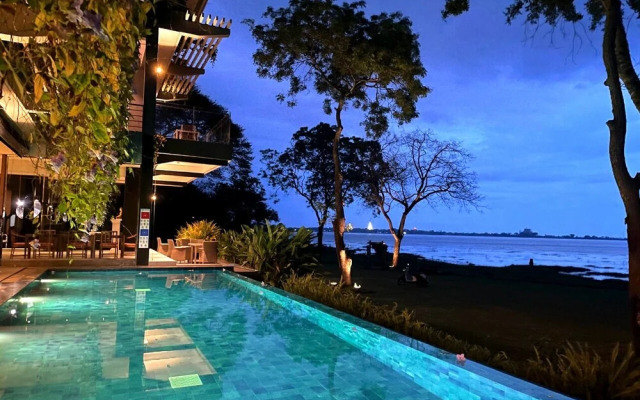 The Lake Forest Hotel