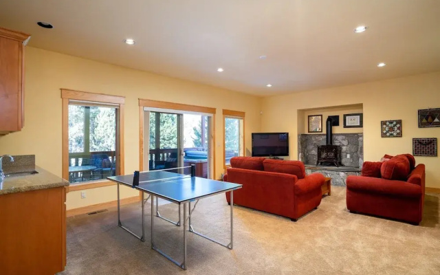 Hillside Mountain Creek Haven 4 Bedroom Home