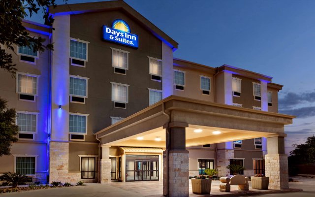 Days Inn & Suites by Wyndham San Antonio near Frost Bank Center