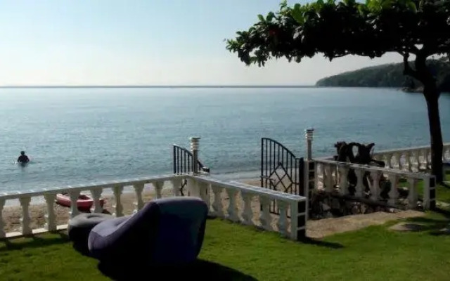 Squares Beachfront Apartments