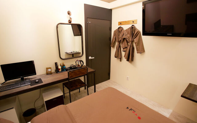 Achasan Station Wall Hotel