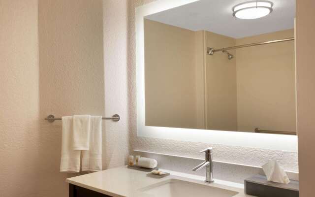 La Quinta Inn & Suites by Wyndham Miami Airport West