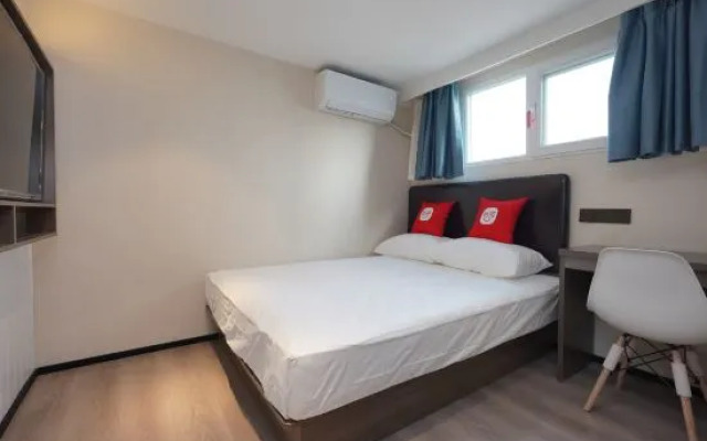 Jitai Hotel (Beijing Tongren Hospital Zhanqian Square)