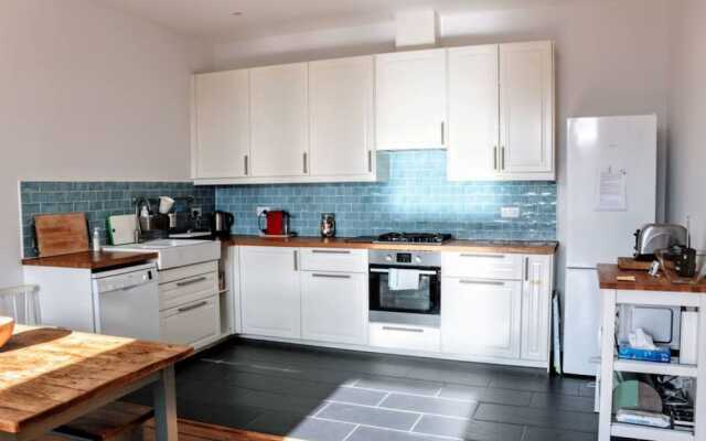 3 Bedroom Flat Overlooking the Meadows Sleeps 5