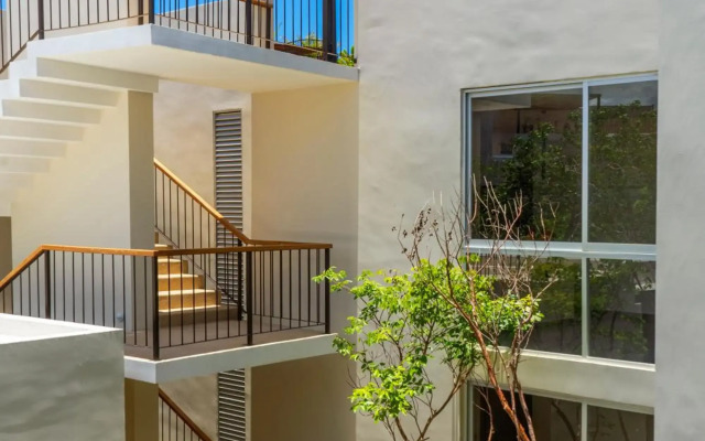 Studio wterrace, hammock, and pool access