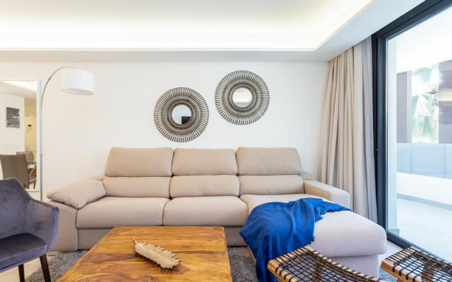 Blue Infinity Luxury Apartment by GHR Rentals